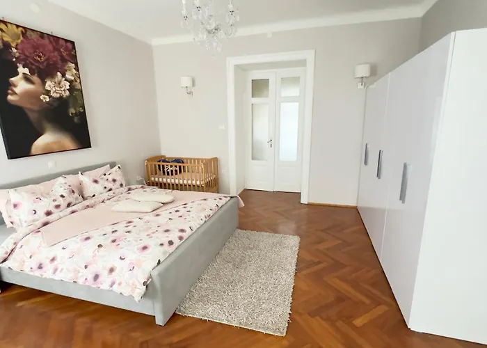 \'2R\' City Center Holidays And Workstays